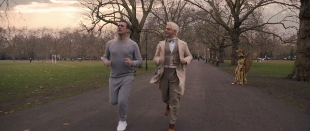 L'ange  Aziraphale  (à d.) fait son rapport à l'archange Gabriel (à g.) durant son footing